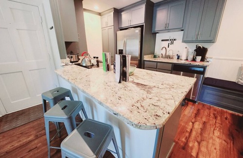 Demere Park Condominio | Q4 Professionally decorated, 1 king, 1 queen bed