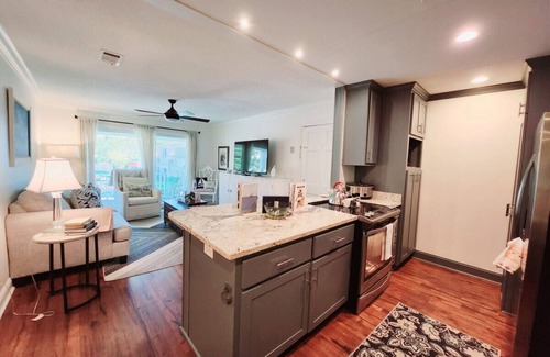 Demere Park Condominio | Q4 Professionally decorated, 1 king, 1 queen bed