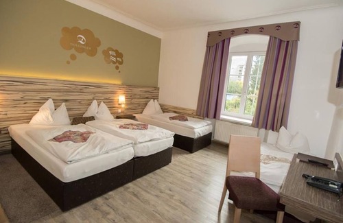 Muehlau Hotel | Habitación Cuádruple con ducha, aseo - Hotel Dollinger