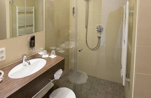 Muehlau Hotel | Habitación Cuádruple con ducha, aseo - Hotel Dollinger