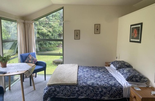 Aongatete Cama Y Desayuno | Quail Haven Queen Room