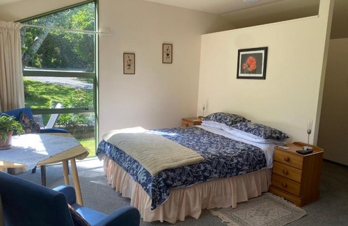 Aongatete Cama Y Desayuno | Quail Haven Queen Room