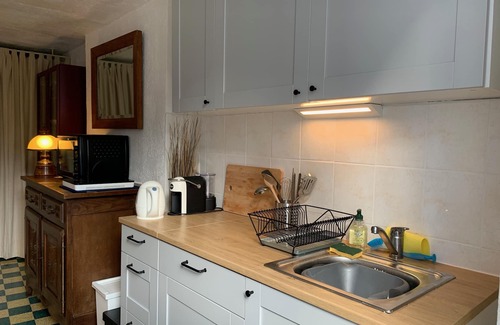 Saint-Christophe-du-Luat Casa | Pintoresca casa blanca con carácter, jardín y garaje
