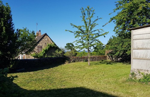 Saint-Christophe-du-Luat Casa | Pintoresca casa blanca con carácter, jardín y garaje