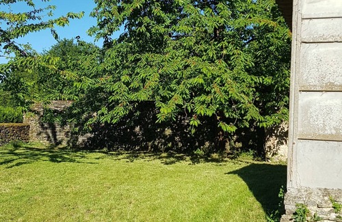 Saint-Christophe-du-Luat Casa | Pintoresca casa blanca con carácter, jardín y garaje