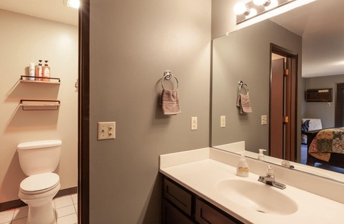 Hood River Condominio | Quaint 1 bedroom, 2 bath, sleeps 4, downtown, parking, easy come easy go