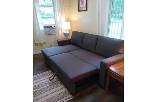 True Cabina | Quaint 1 Bedroom Retreat Cabin by the Creek