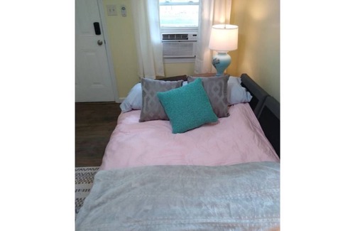 True Cabina | Quaint 1 Bedroom Retreat Cabin by the Creek