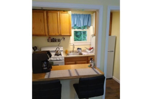 True Cabina | Quaint 1 Bedroom Retreat Cabin by the Creek
