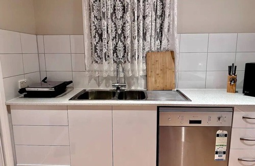 Warwick Cabaña | Quaint 2 bedroom fully furnished Cottage