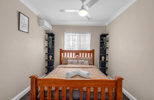 Warwick Casa | Quaint 2 bedroom fully furnished Cottage