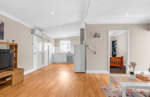 Warwick Casa | Quaint 2 bedroom fully furnished Cottage