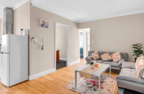 Warwick Casa | Quaint 2 bedroom fully furnished Cottage