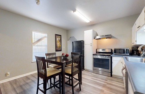 Del Mar Casa | Quaint 2-bedroom beach home with enclosed backyard private W/D