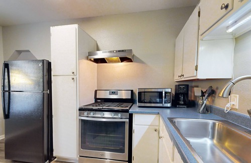 Del Mar Casa | Quaint 2-bedroom beach home with enclosed backyard private W/D
