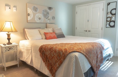 Bloomingburg Cabaña | Quaint and Cozy Couples Getaway. Cottage set in a woody area.