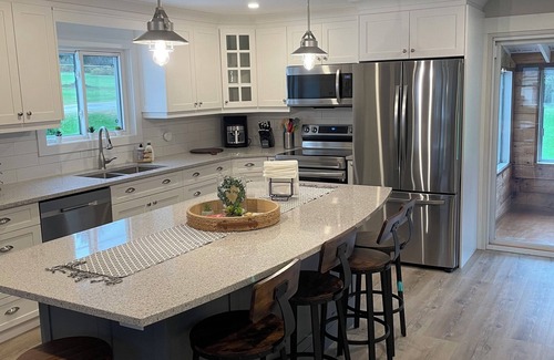 Athens Casa | Quaint and cozy cottage like atmosphere. Three minute walk to Charleston Lake,