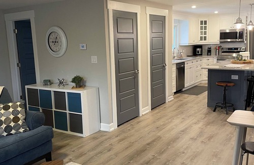 Athens Casa | Quaint and cozy cottage like atmosphere. Three minute walk to Charleston Lake,
