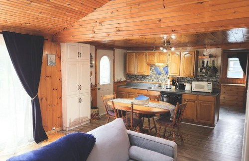 The Bluff Cabaña | Quaint beach cottage only 6 minute walk to famous Parlee Beach