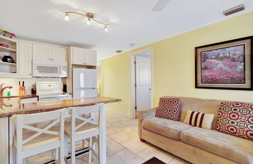 Holmes Beach Villa | Pintoresco dúplex frente a la playa en una ubicación ideal - lanai filtrada y carrito gratis!