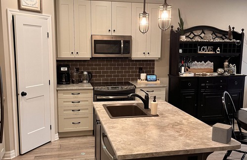 Almonte Casa | Quaint bungalow in a quaint artsy little town with a river running through it!