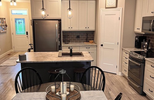 Almonte Casa | Quaint bungalow in a quaint artsy little town with a river running through it!