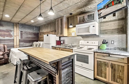 Rockport Cabaña | Quaint cabin super close to the marina, restaurants and activities!