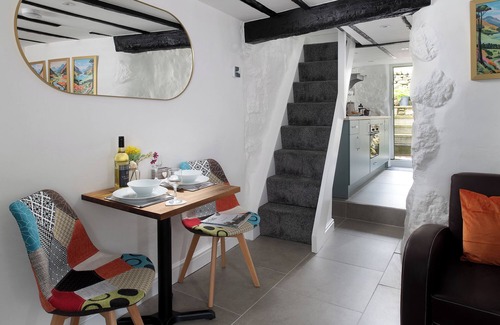 Dolgellau Cabaña | Quaint, charming cottage featuring cosy log burner