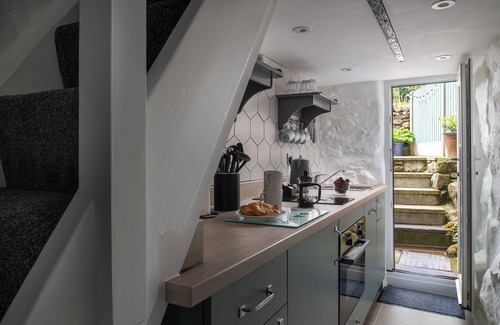 Dolgellau Cabaña | Quaint, charming cottage featuring cosy log burner
