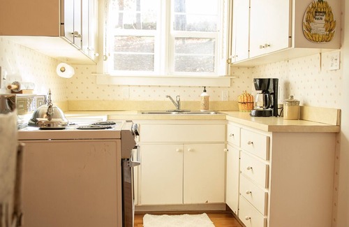 Townsend Cabaña | Quaint, charming, lots of character in this 90-year-old cottage in Townsend, TN.