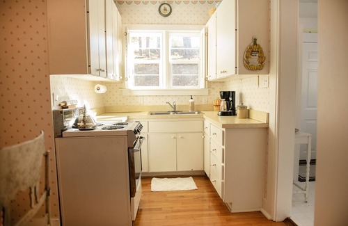 Townsend Cabaña | Quaint, charming, lots of character in this 90-year-old cottage in Townsend, TN.