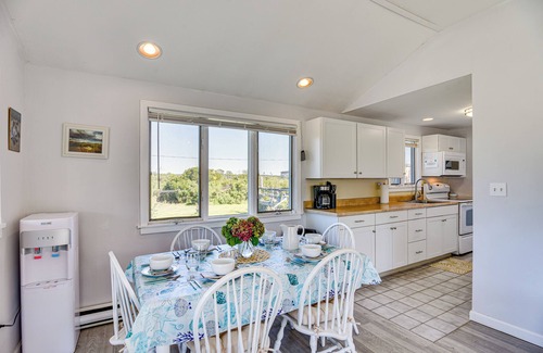 Quonochontaug Cabaña | Pintoresco 3BR Charlestown Cottage cerca de la playa!
