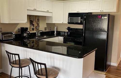 Surfside Beach Condominio | Quaint condo-10 minutes from the beach!