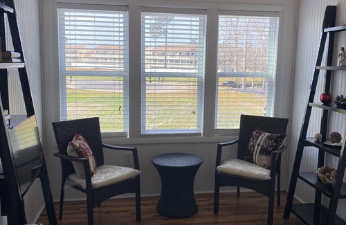 Surfside Beach Condominio | Quaint condo-10 minutes from the beach!