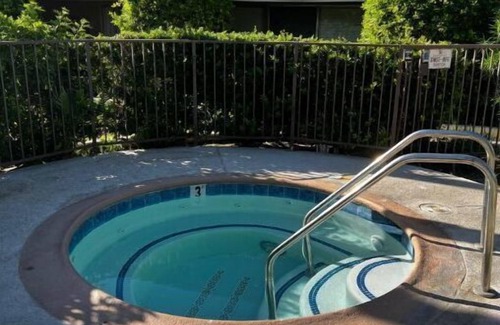 Palm Desert Apartamento | Quaint condo. Walking distance to El Paseo stores & restaurants