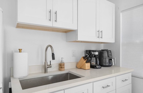 South Middle River Cabaña | Quaint cottage in delightful Fort Lauderdale with WiFi and AC