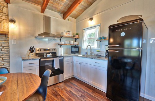 Canyon Lake Cabaña | Quaint Cottages in Canyon Lake! Perfect for kids!