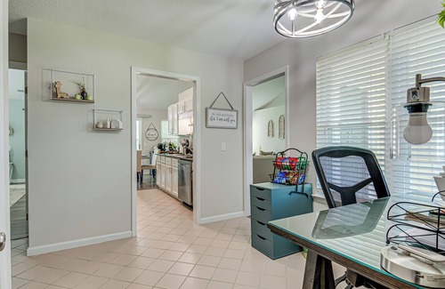 Wilmington Casa | Quaint, Cozy, Very Clean & Close to the BEACH 3 bedroom home w/ sunroom & office