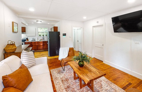 Canadensis Cabaña | Quaint dog-friendly cottage with updated interior, firepit, large patio & WiFi