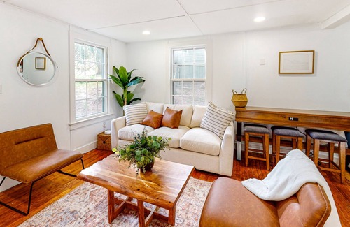 Canadensis Cabaña | Quaint dog-friendly cottage with updated interior, firepit, large patio & WiFi