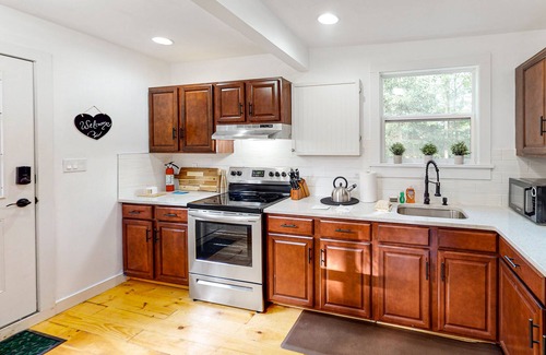 Canadensis Cabaña | Quaint dog-friendly cottage with updated interior, firepit, large patio & WiFi