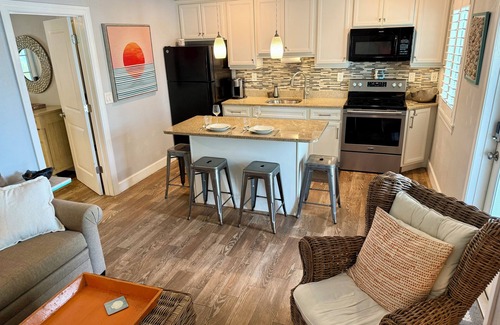 St. Pete Beach Casa | Recientemente renovado Boutique Beach Bungalow. Todo Nuevo! Pasos de la playa.