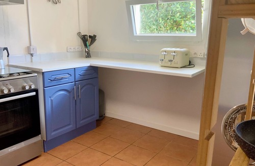 Fougerolles-du-Plessis Cabaña | Quaint two bedroom house in rural France with sunny garden.