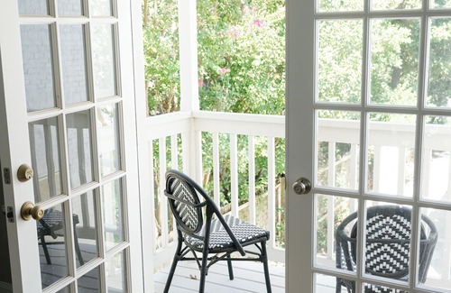 Pemberton Heights Apartamento | Quaint garage apartment studio in quiet historic west Austin neighborhood.