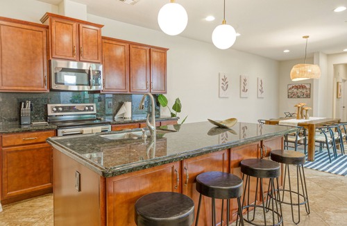 Provence Casa | Quaint home walking distance to Superbowl with patio, AC, W/D & pool access