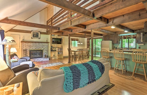 Pocono Lake Cabaña | Quaint Lake Cottage w/ Pool + Beach Access!