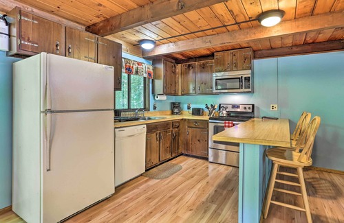 Pocono Lake Cabaña | Quaint Lake Cottage w/ Pool + Beach Access!