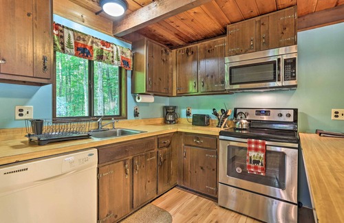 Pocono Lake Cabaña | Quaint Lake Cottage w/ Pool + Beach Access!