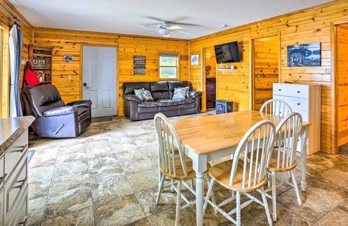 Madison Lake Cabina | Quaint Lake Jefferson Cabin w/ Deck & Gas Grill!