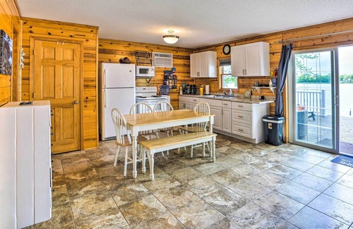 Madison Lake Cabina | Quaint Lake Jefferson Cabin w/ Deck & Gas Grill!